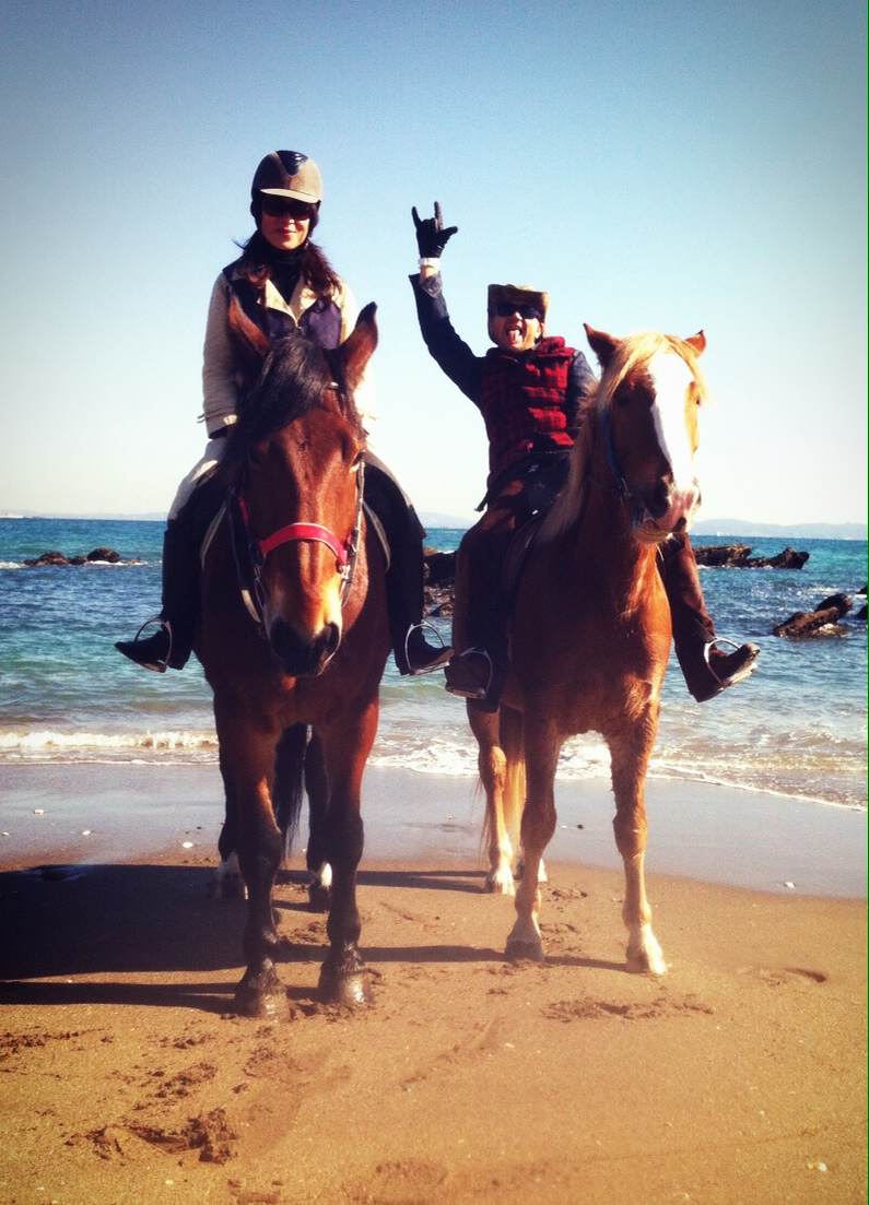 三浦海岸で藤井タダシさんと乗馬。